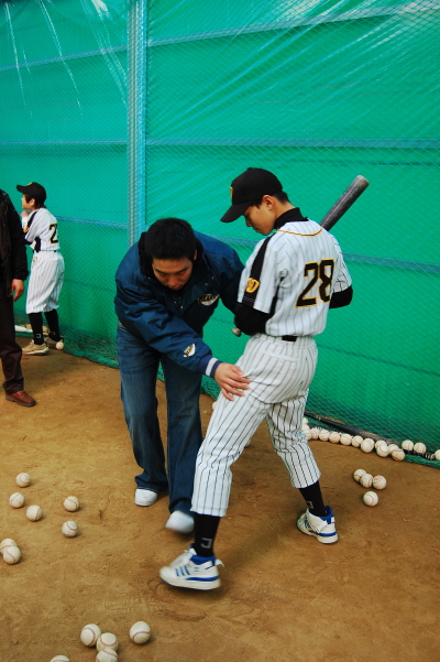 우와... 큰키와 다부진 몸매 그리고 수줍은 웃음... 세세하게 자세를 가르쳐주시는 김현수선수